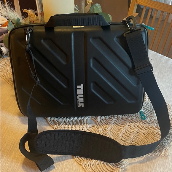 Thule Black Laptop Bag with Shoulder Strap - Picture 1 of 5